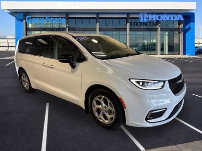 Used 2024 Chrysler Pacifica Limited w/ Uconnect Theater Family Group