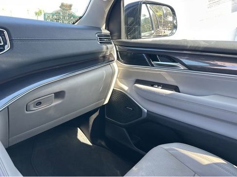 Used 2024 Jeep Wagoneer 4WD w/ HD Trailer Tow Package image 8