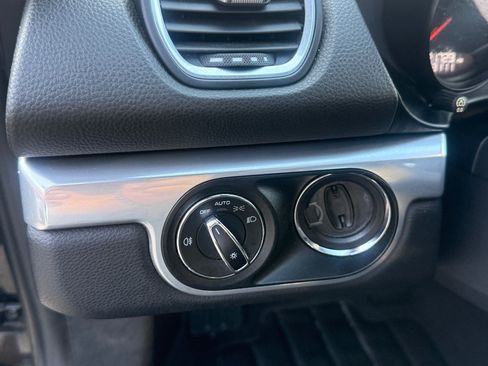 Used 2018 Porsche 718 Boxster RWD image 16