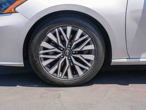 Used 2024 Nissan Altima 2.5 SV FWD image 11