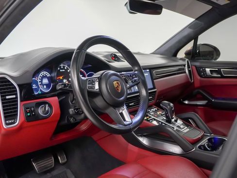 Used 2020 Porsche Cayenne Turbo w/ Assistance Package image 4