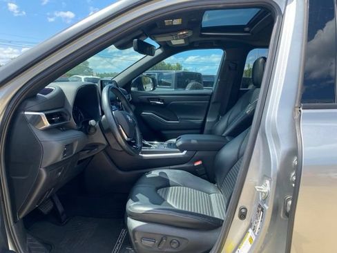 Used 2021 Toyota Highlander XSE FWD image 17