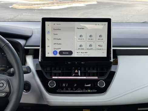 Used 2025 Toyota Corolla SE w/ SE Premium Package image 3