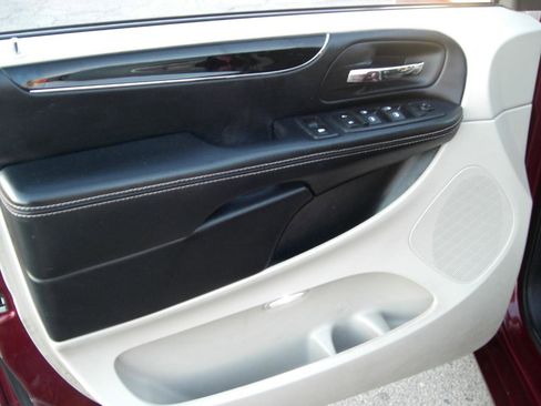 Used 2017 Dodge Grand Caravan SXT FWD image 16