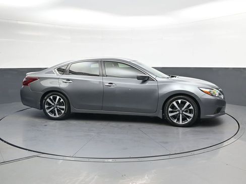 Used 2017 Nissan Altima 2.5 SR FWD image 3