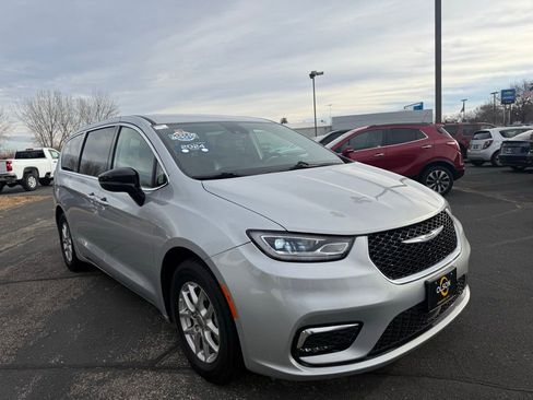 Used 2024 Chrysler Pacifica Touring-L image 7