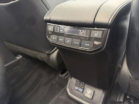 Used 2022 Toyota Highlander Platinum AWD/4WD image 32