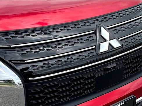 Used 2023 Mitsubishi Outlander SE image 30