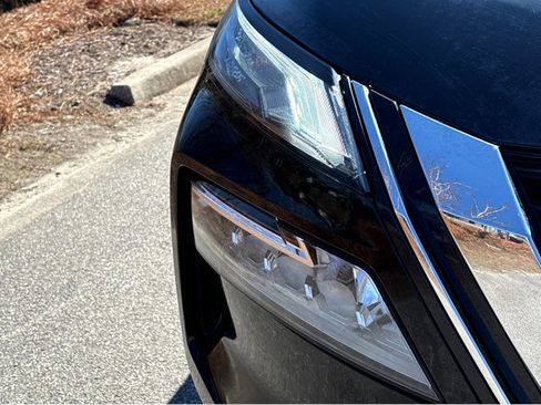 Certified 2023 Nissan Rogue SV image 21