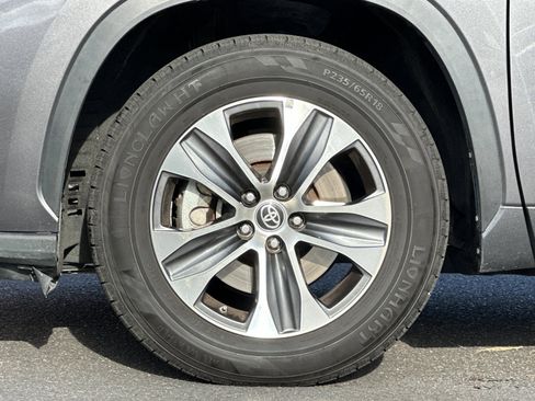 Used 2024 Toyota Highlander XLE image 25