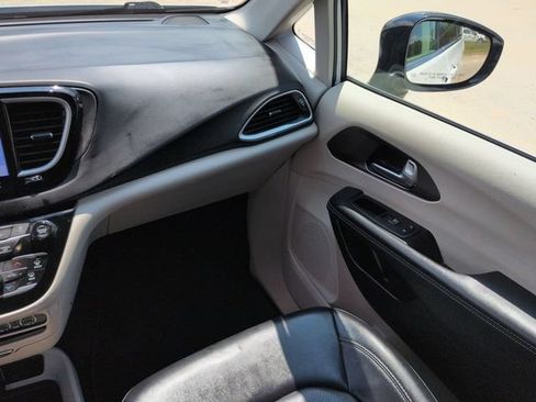 Used 2024 Chrysler Pacifica Touring-L FWD image 19