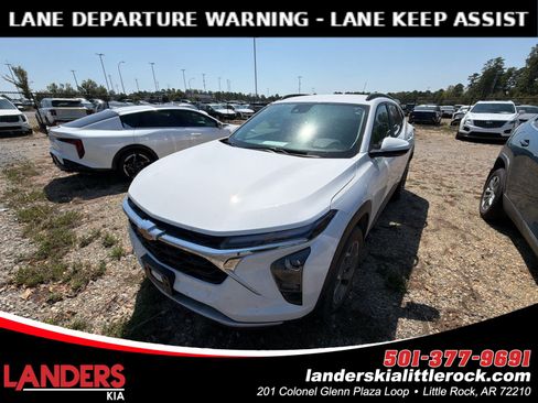 Used 2025 Chevrolet Trax LT FWD image 1