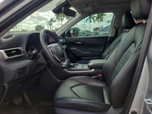 Used 2024 Toyota Highlander LE image 19