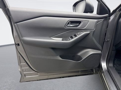 Used 2025 Nissan Rogue S FWD image 9