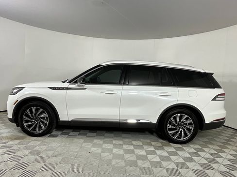 Used 2025 Lincoln Aviator 2WD image 2