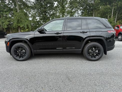 New 2025 Jeep Grand Cherokee Altitude image 4