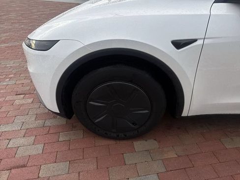 Used 2026 Tesla Model Y 2WD image 2