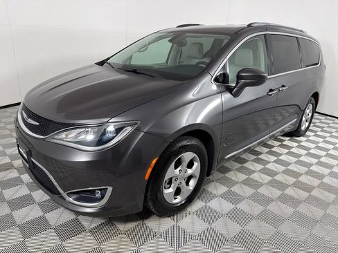 Used 2017 Chrysler Pacifica Touring-L Plus image 9