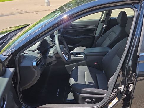 Used 2025 Nissan Altima 2.5 SV FWD image 17