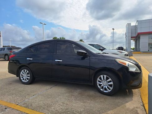 Used 2016 Nissan Versa SV FWD image 3