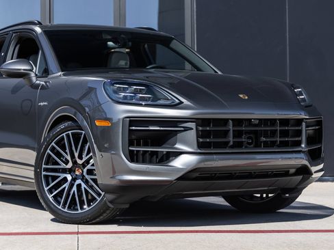 Certified 2026 Porsche Cayenne E-Hybrid AWD/4WD image 9
