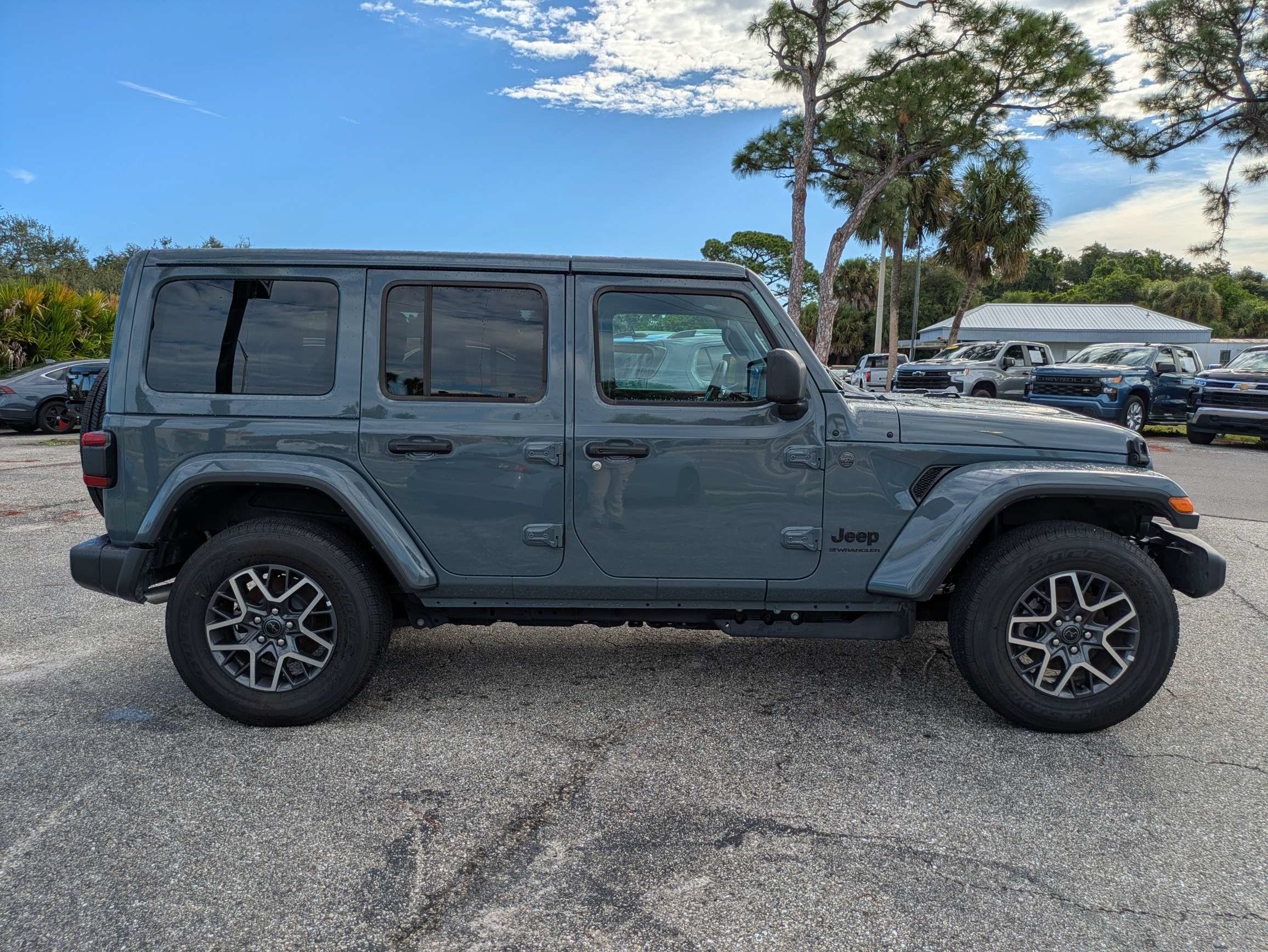 Used 2026 Jeep Wrangler Unlimited Sahara AWD/4WD image 3