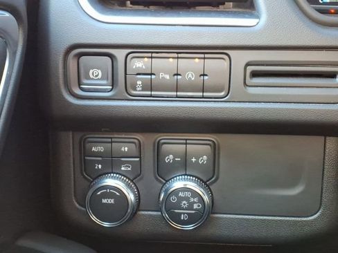 Used 2024 GMC Yukon XL SLT image 15