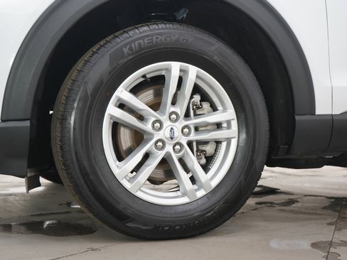 Used 2024 Ford Explorer XLT image 30