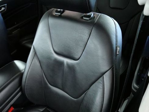 Used 2016 Ford Edge Titanium w/ Technology Package AWD/4WD image 18