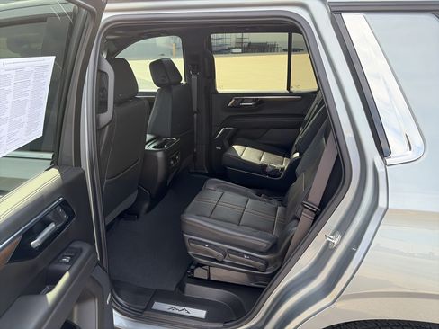 Used 2025 Chevrolet Tahoe High Country AWD/4WD image 12