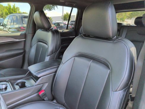 Used 2025 Jeep Grand Cherokee Limited w/ Luxury Tech Group II RWD image 25