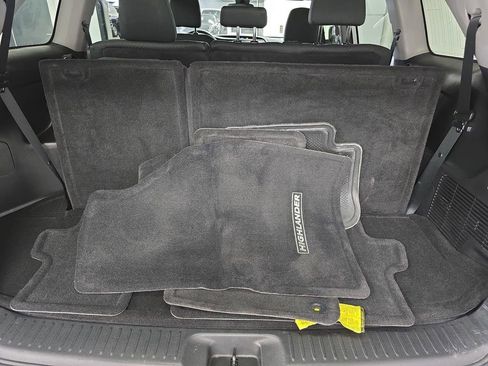 Used 2019 Toyota Highlander LE AWD/4WD image 28