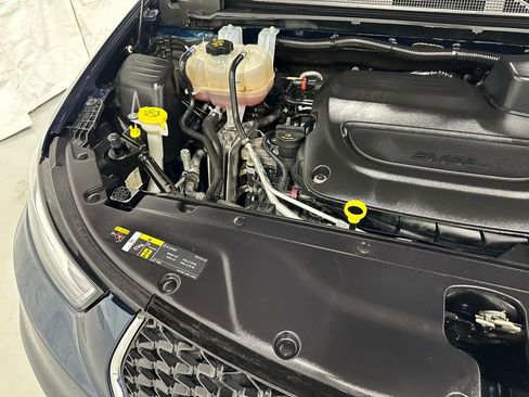 Used 2023 Chrysler Pacifica Touring-L image 65