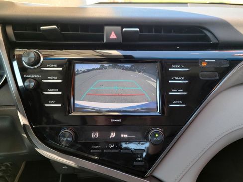 Used 2020 Toyota Camry SE FWD image 11