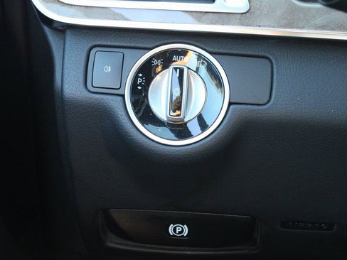 Used 2016 Mercedes-Benz E 400 4MATIC Sedan image 17