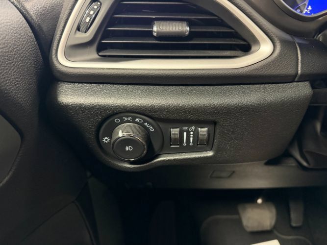 Used 2025 Chrysler Pacifica Select FWD image 18