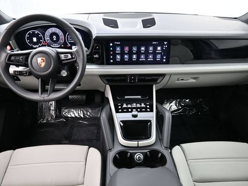 Certified 2025 Porsche Cayenne AWD/4WD image 6