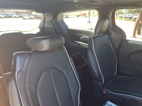 New 2026 Chrysler Pacifica Limited image 9