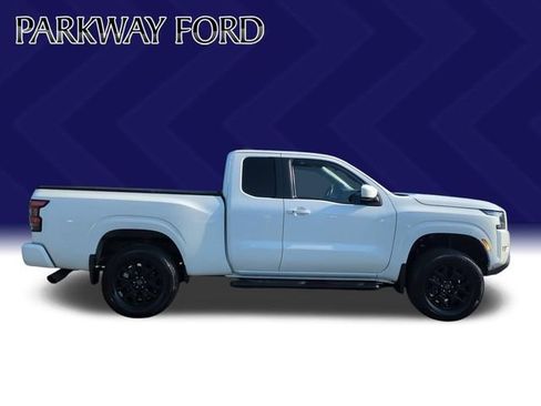 Used 2022 Nissan Frontier SV AWD/4WD image 6