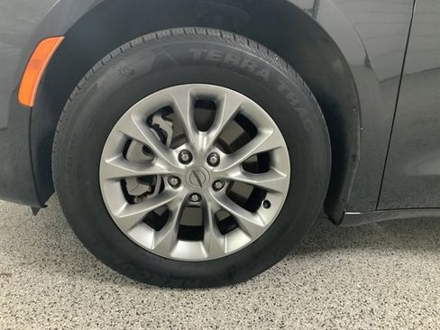 Used 2023 Chrysler Pacifica Touring-L AWD/4WD image 11