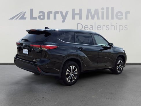 Used 2023 Toyota Highlander XLE image 5