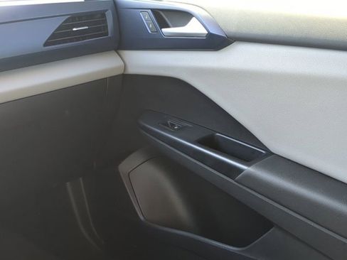 Used 2022 Volkswagen Taos SE image 15