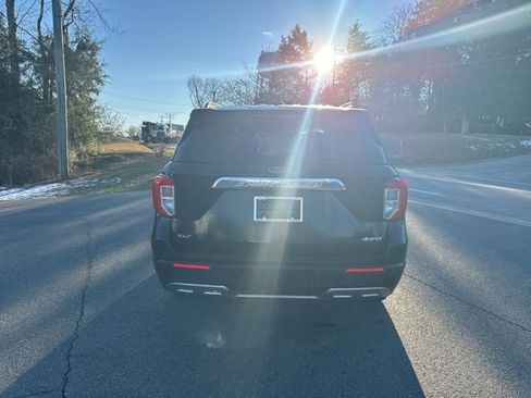 Used 2022 Ford Explorer XLT w/ Equipment Group 202A image 4