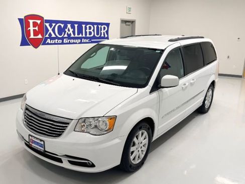 Used 2016 Chrysler Town & Country Touring FWD image 5