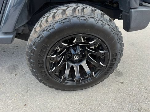 Used 2017 Jeep Wrangler Unlimited Sahara AWD/4WD image 18