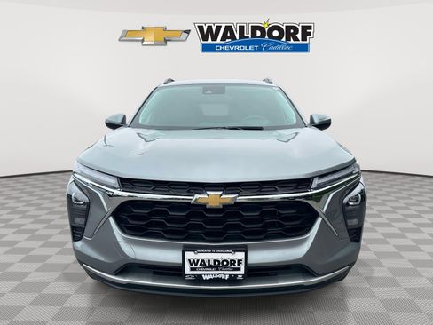 Used 2024 Chevrolet Trax LT w/ Driver Confidence Package FWD image 2