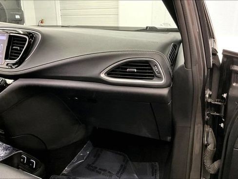 Used 2018 Chrysler Pacifica Limited w/ Advanced Safetytec Group FWD image 19