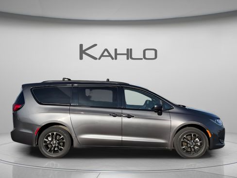 Used 2020 Chrysler Pacifica Touring-L image 5