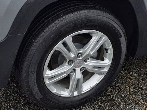 Used 2024 GMC Terrain SLE w/ Driver Convenience Package image 7