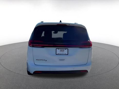 Used 2025 Chrysler Pacifica Limited image 12